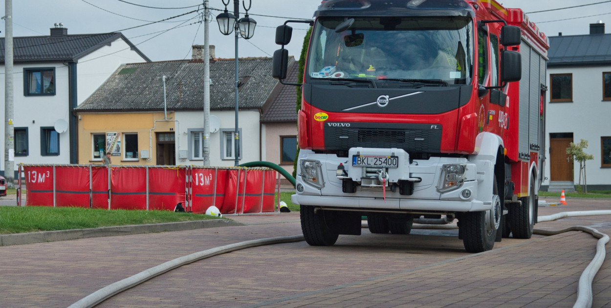 Strażacy podczas ćwiczeń przy kościele w Kolnie (fot. archiwum OSP Kolno)