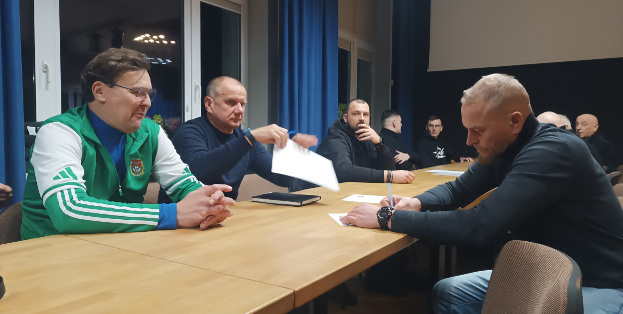 Piotr Sokołowski (na zdjęciu pierwszy z prawej): Nie może się wszystko opierać na zarządzie, muszą pomagać również członkowie klubu