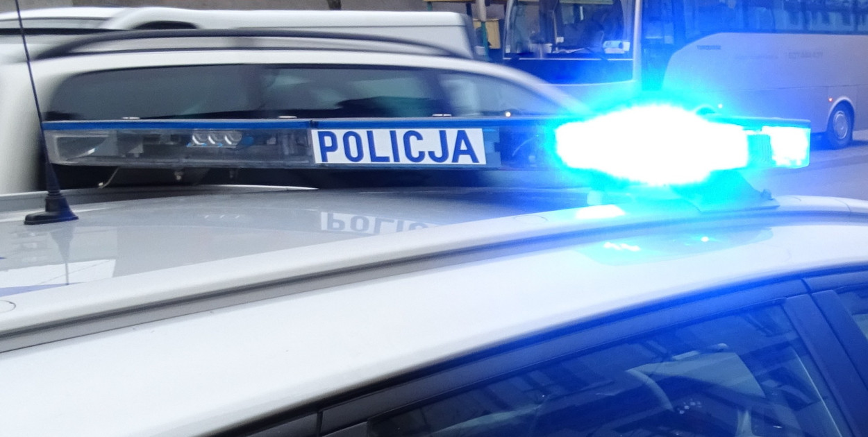 Schorowana seniorka leżała w łóżku pod kilkoma kołdrami