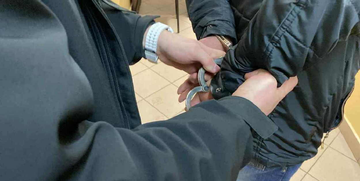 KPP Kolno: jeden z nich uderzył pokrzywdzonego łopatą w głowę