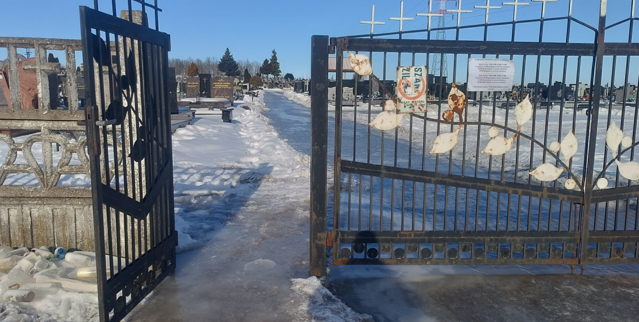 Uwaga! Ślisko na kolneńskim cmentarzu