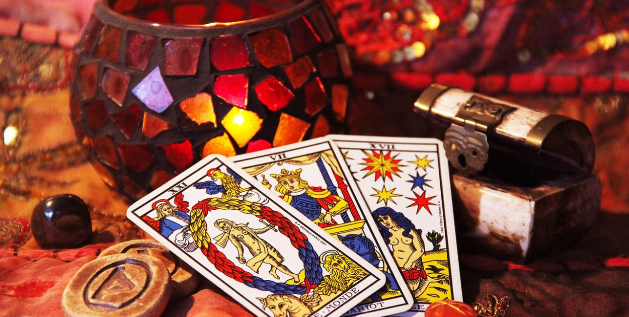 Od chaosu do jasności: jak zadawać pytania,  które otwierają karty Tarota?