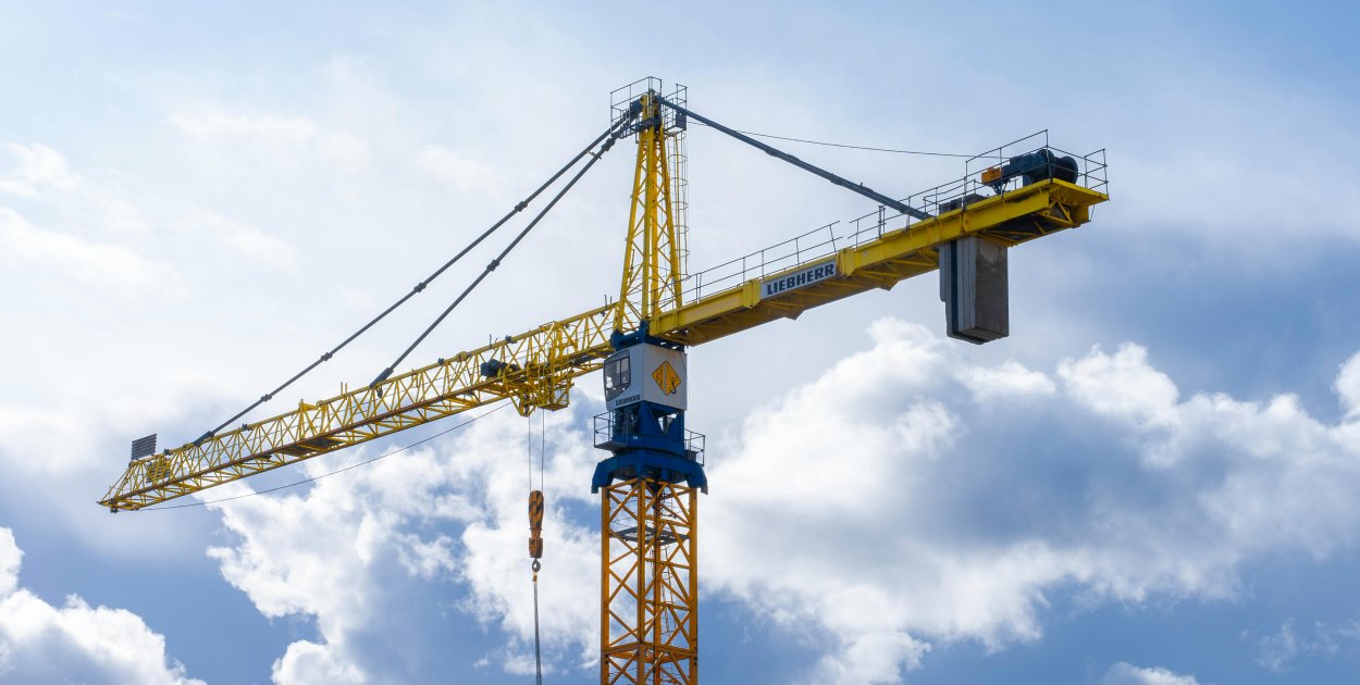 Mobilne żurawie wieżowe w praktyce – kiedy sprawdzają się najlepiej na budowie?