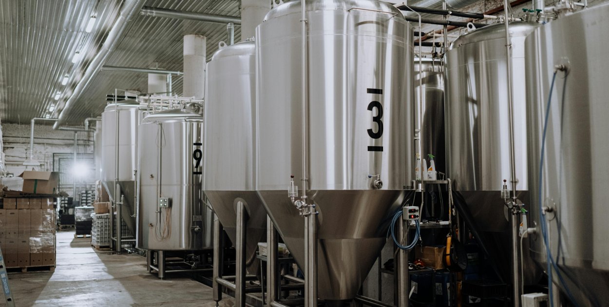 Zbiorniki nierdzewne w przemyśle spożywczym i chemicznym – jak wybrać odpowiednie