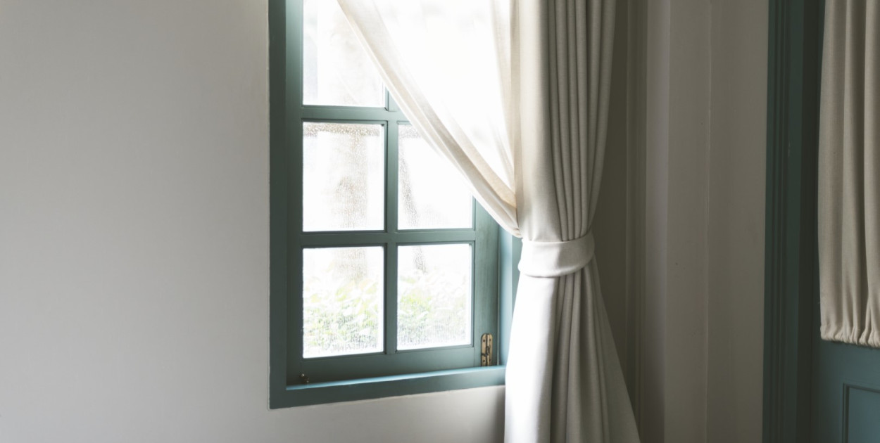 Precyzja i estetyka - dlaczego firany na metry wygrywają z gotowymi produktami