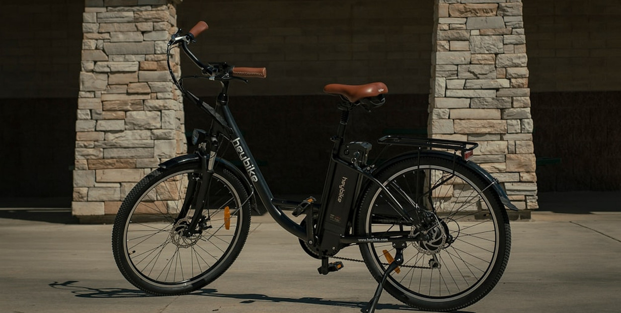 Jaki rower wybrać: MTB czy elektryczny? Sprawdź, jakie sakwy warto mieć?