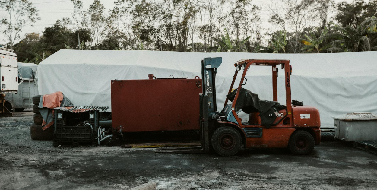 Widły do palet w nowoczesnej logistyce i produkcji – gdzie kończy się standard