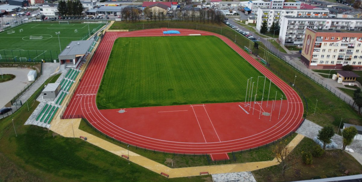 Fotowoltaika z magazynami energii na basenie i stadionie