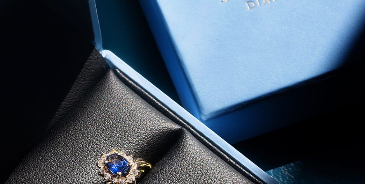 Czym wyróżniają się platynowe pierścionki z oferty Aclari Diamonds?