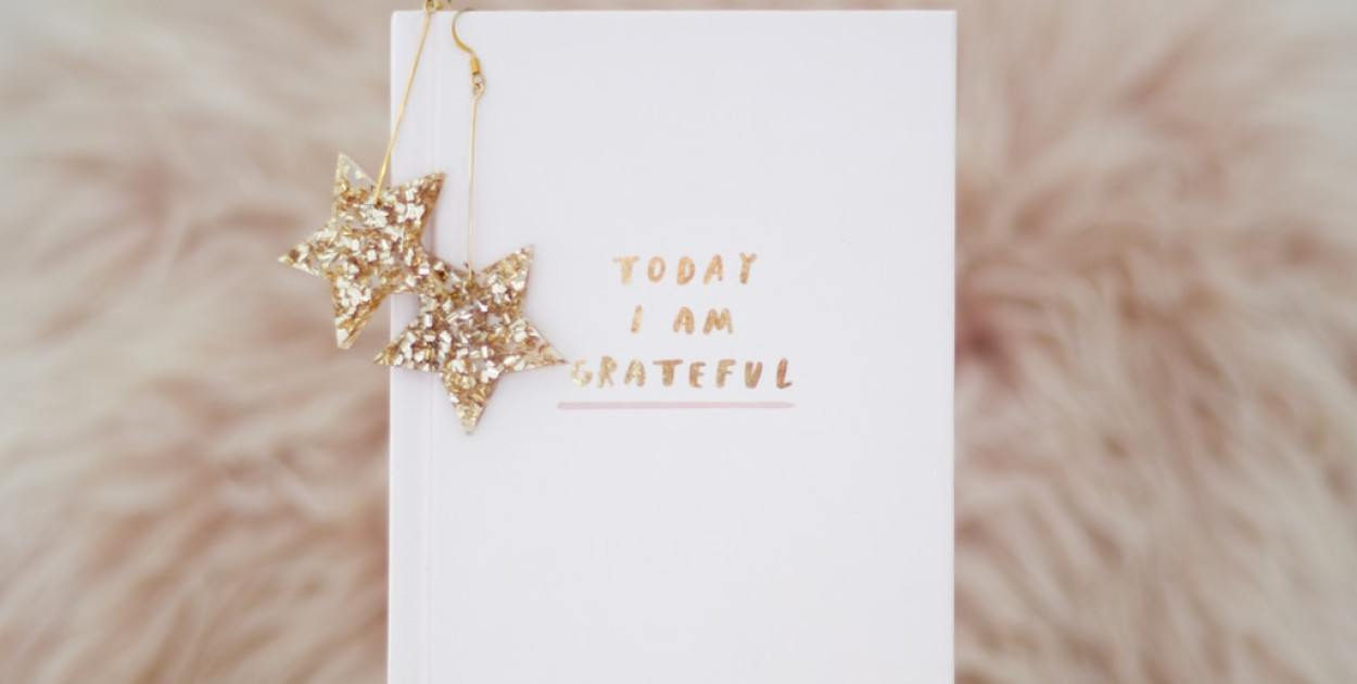 Jak wybrać złote kolczyki na prezent i naprawdę trafić w gust?