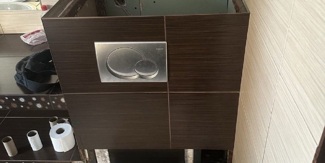 Ukrył się przed policjantami w zabudowie spłuczki sedesowej