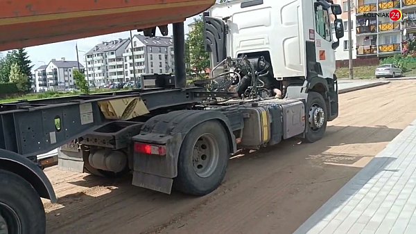 Wylewanie asfaltu na ulicy Szmaragdowej i Bursztynowej